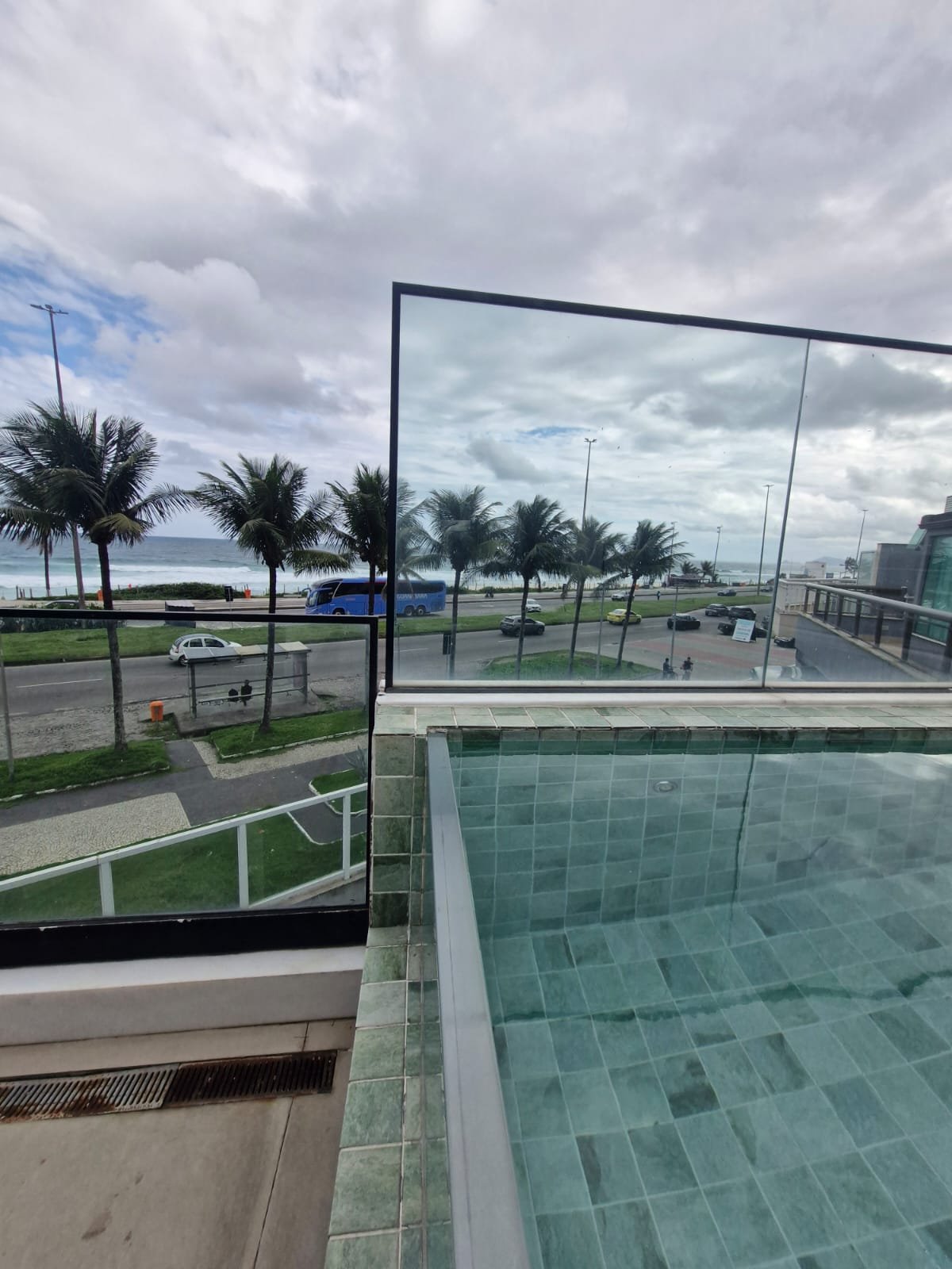 Varanda gourmet com piscina e vista para o mar da Barra - foto 4